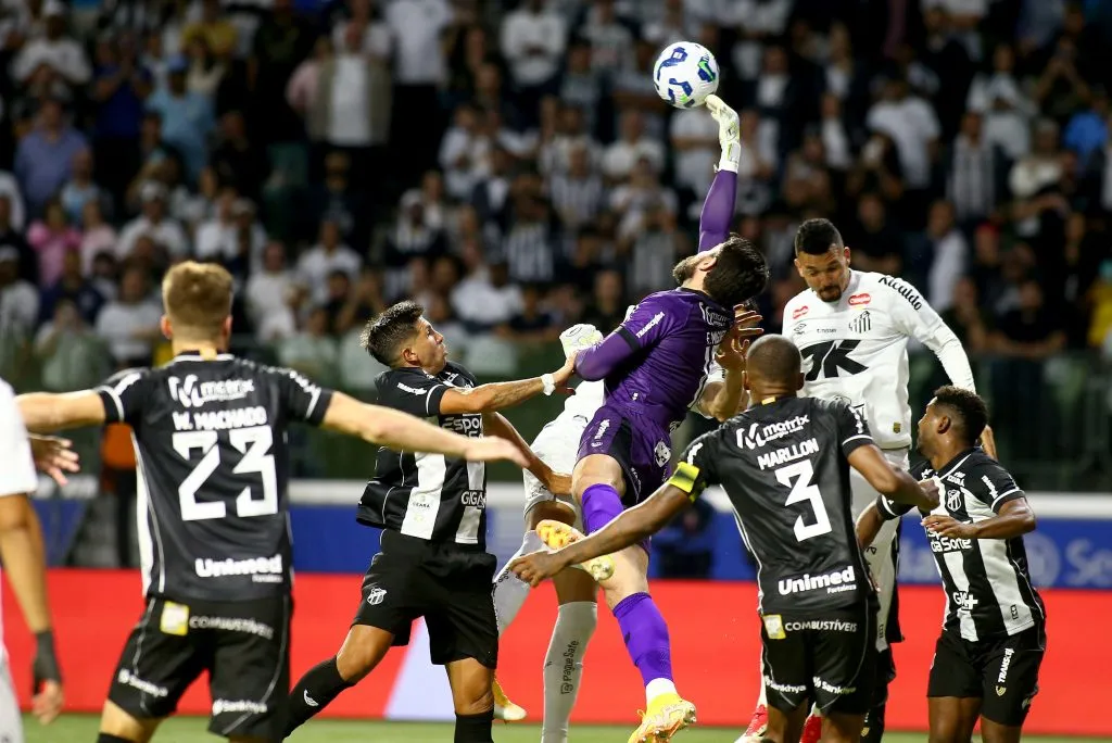 Fernando Miguel goleiro do Ceara durante partida contra o Santos no estadio Arena Allianz Parque pelo campeonato Brasileiro A 2025. Foto: Mauricio De Souza/AGIF