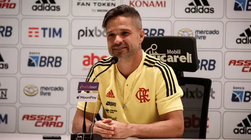 O jogador Diego Ribas fala aos jornalistas durante coletiva de imprensa após partida entre Flamengo e Avai no estádio Maracanã pelo campeonato Brasileiro A 2022. A partida marcou o último jogo da carreira do jogador que anunciou sua aposentadoria. Foto: João Gabriel Alves/AGIF