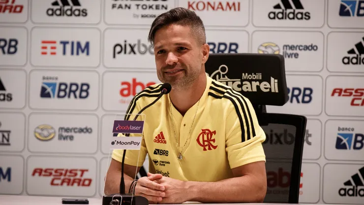 O jogador Diego Ribas fala aos jornalistas durante coletiva de imprensa após partida entre Flamengo e Avai no estádio Maracanã pelo campeonato Brasileiro A 2022. A partida marcou o último jogo da carreira do jogador que anunciou sua aposentadoria. Foto: João Gabriel Alves/AGIF
