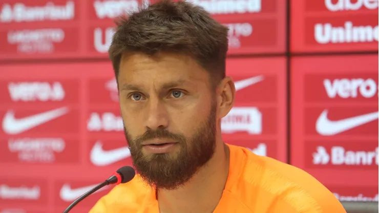 Foto: Ricardo Duarte/Internacional - Rafael Sobis durante entrevista coletiva no Internacional em 2019.