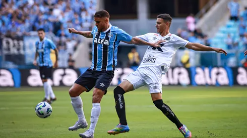 Gustavo Cuellar jogador do Gremio durante partida contra o Santos no estadio Arena do Gremio pelo campeonato Brasileiro A 2025. Foto: Maxi Franzoi/AGIF