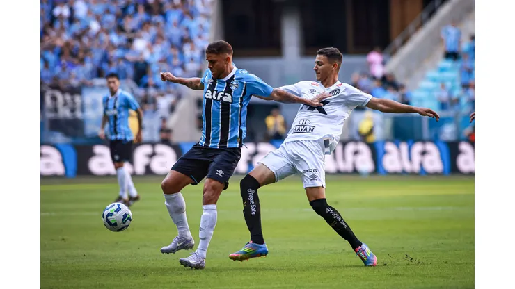 Gustavo Cuellar jogador do Gremio durante partida contra o Santos no estadio Arena do Gremio pelo campeonato Brasileiro A 2025. Foto: Maxi Franzoi/AGIF