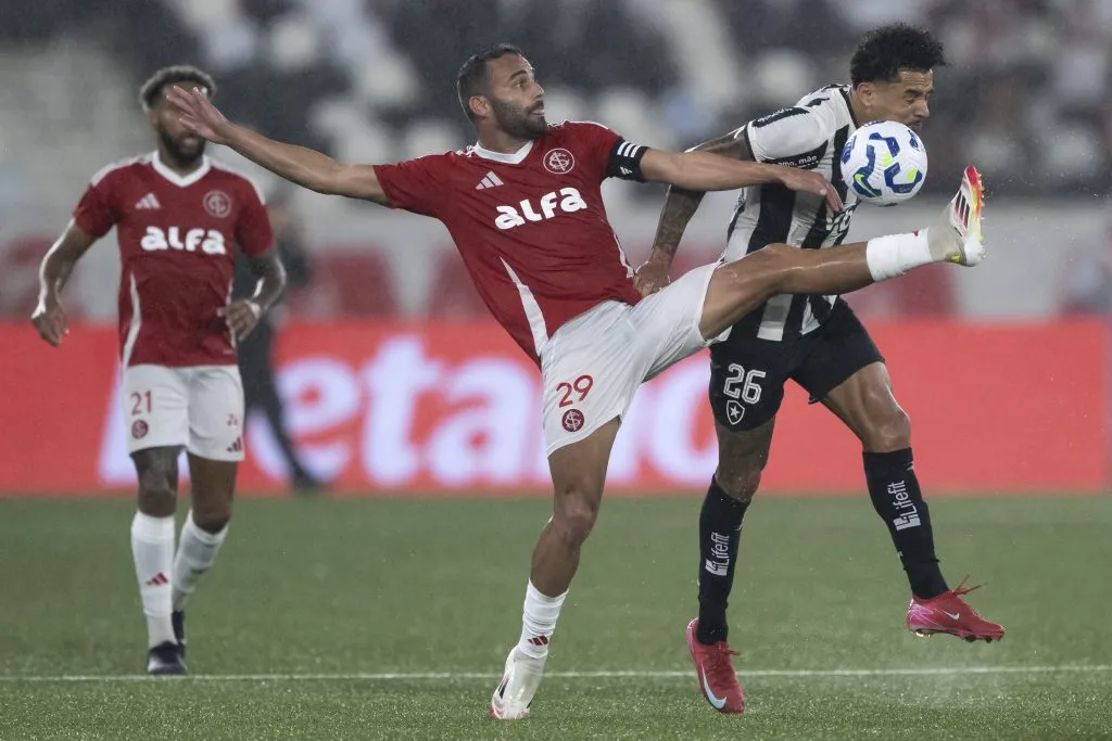RJ – RIO DE JANEIRO – 11/05/2025 – BRASILEIRO A 2025, BOTAFOGO X INTERNACIONAL – Gregore jogador do Botafogo disputa lance com Thiago Maia jogador do Internacional durante partida no estadio Engenhao pelo campeonato Brasileiro A 2025. Foto: Jorge Rodrigues/AGIF