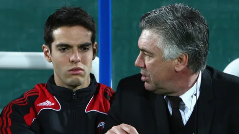 Kaká e Carlo Ancelotti na época em que atuavam pelo Milan. (Photo by Ryan Pierse/Getty Images)