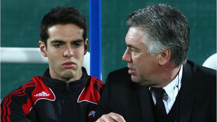 Kaká e Carlo Ancelotti na época em que atuavam pelo Milan. (Photo by Ryan Pierse/Getty Images)
