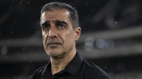 Renato Paiva durante confronto contra o Internacional no Brasileirão 2025.