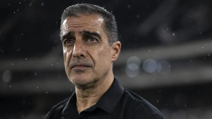 Renato Paiva durante confronto contra o Internacional no Brasileirão 2025.