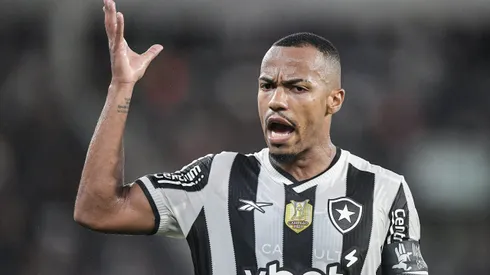 Marlon Freitas durante confronto contra o Fluminense no Brasileirão de 2025.