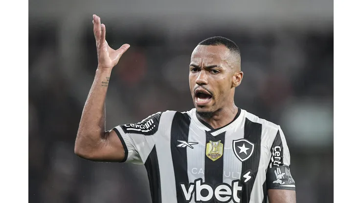 Marlon Freitas durante confronto contra o Fluminense no Brasileirão de 2025.