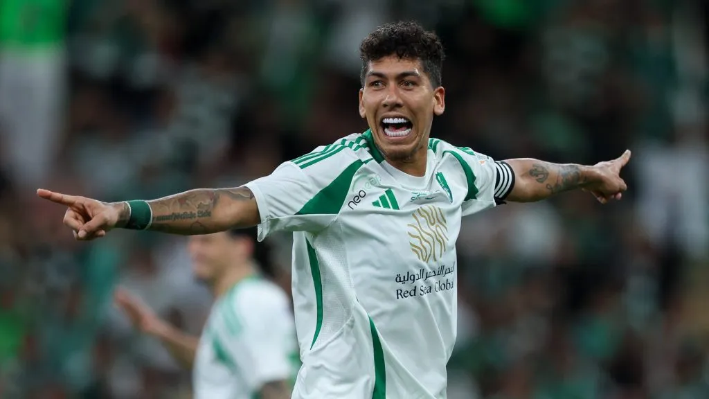 Roberto Firmino em partida pelo Al-Ahli. (Photo by Yasser Bakhsh/Getty Images)