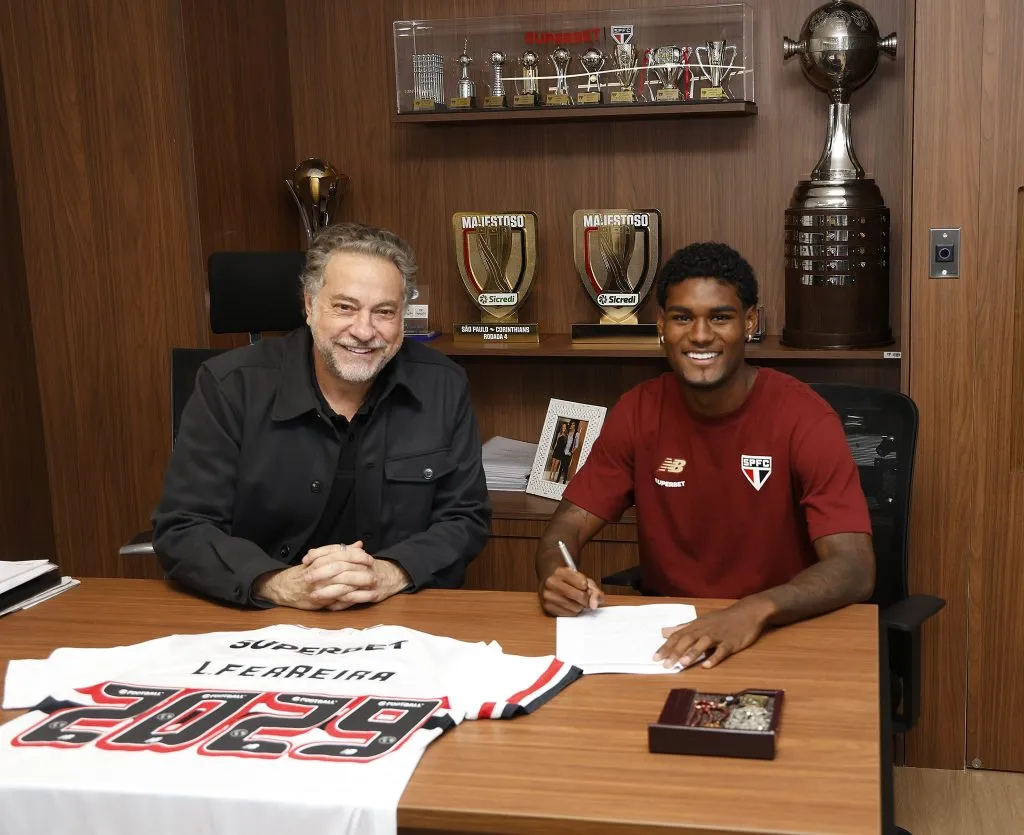 Julio Casares junto com Lucas Ferreira assinando novo contrato – Foto: Reprodução/SPFC