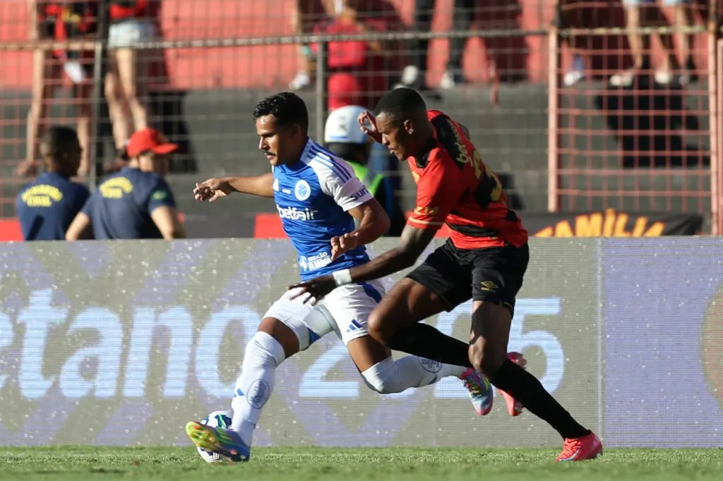 Matheus Alexandre jogador do Sport durante a partida entre Sport e Cruzeiro na Ilha do Retiro em Recife (PE), pelo campeonato brasileiro Serie A. Foto: Marlon Costa/AGIF