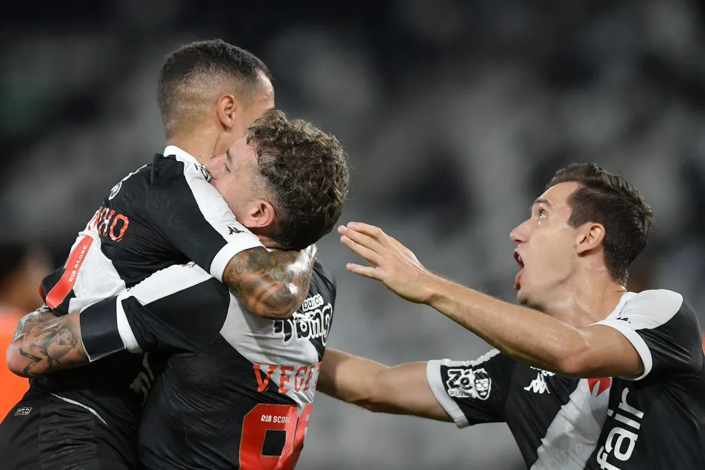 RJ – RIO DE JANEIRO – 05/03/2025 – COPA DO BRASIL 2025, NOVA IGUACU X VASCO – Coutinho jogador do Vasco comemora seu gol com Vegetti jogador da sua equipe durante partida contra o Nova Iguacu no estadio Engenhao pelo campeonato Copa Do Brasil 2025. Foto: Thiago Ribeiro/AGIF