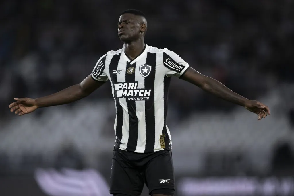 RJ – RIO DE JANEIRO – 09/11/2024 – BRASILEIRO A 2024, BOTAFOGO X CUIABA – Luiz Henrique jogador do Botafogo lamenta durante partida contra o Cuiaba no estadio Engenhao pelo campeonato Brasileiro A 2024. Foto: Jorge Rodrigues/AGIF