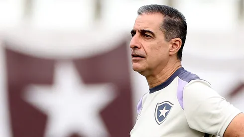 Renato Paiva em treino do Botafogo no Estádio Nilton Santos. Foto: Vítor Silva/Botafogo