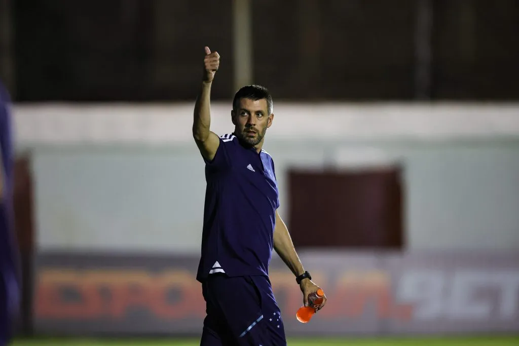 Paulo Pezzolano treinando o Cruzeiro em 2023 –  Foto: Gilson Junio/AGIF