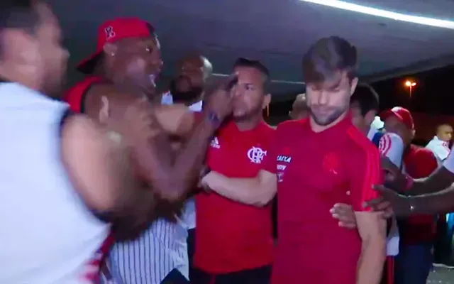 Momento em que Diego é hostilizado pela torcida (Foto: Reprodução/Esporte Interativo)