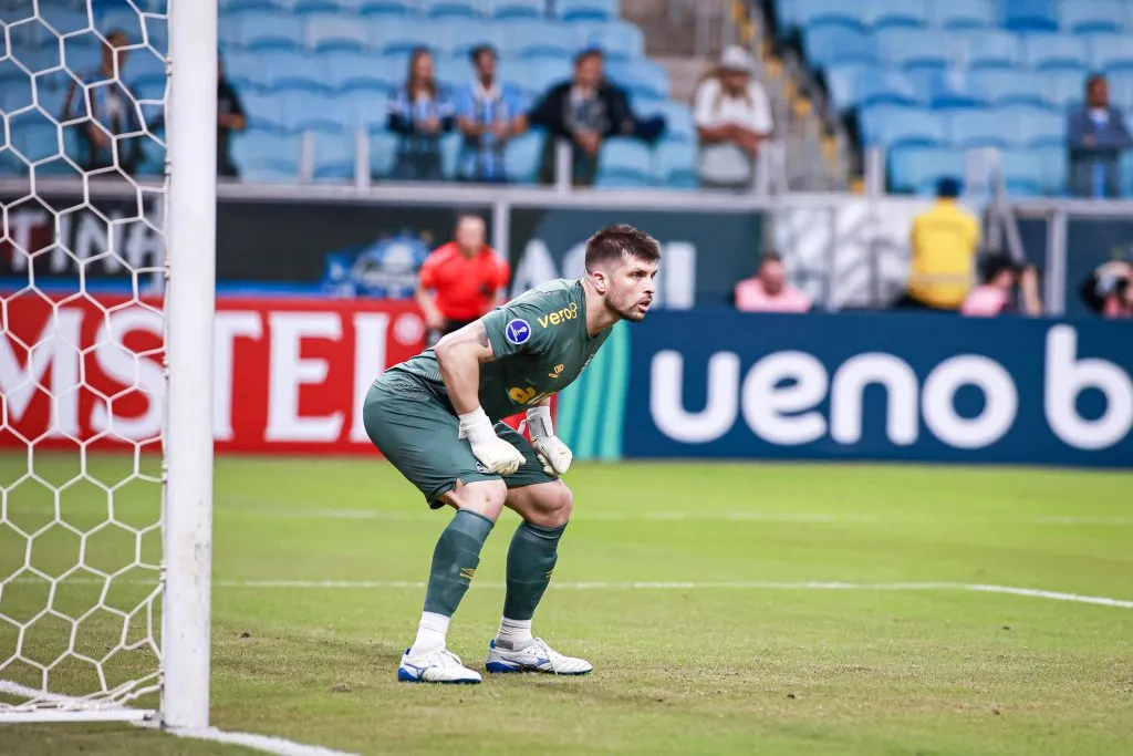 Tiago Volpi goleiro do Grêmio durante partida contra o Godoy Cruz pelo campeonato Copa Sul-americana 2025. Foto: Maxi Franzoi/AGIF