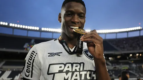 Luiz Henrique com a medalha de campeão da Libertadores