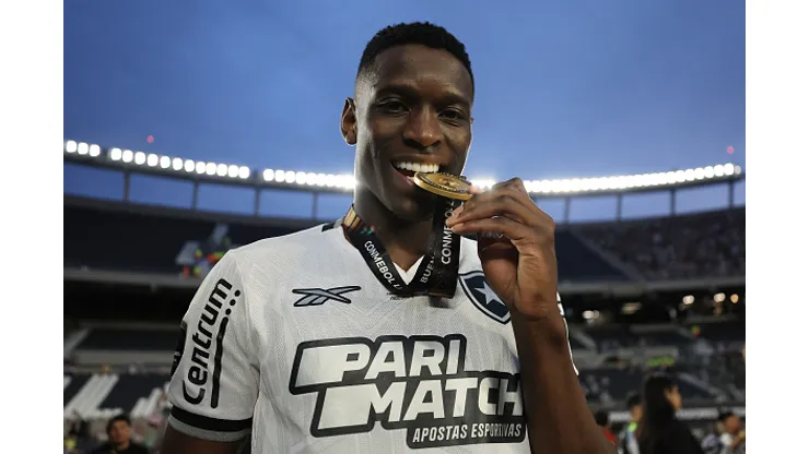 Luiz Henrique com a medalha de campeão da Libertadores