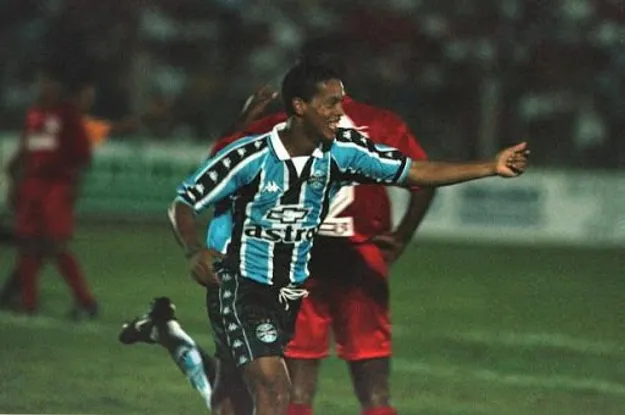 Grêmio patrocinado pela Kappa, com Ronaldinho Gaúcho comemorando gol