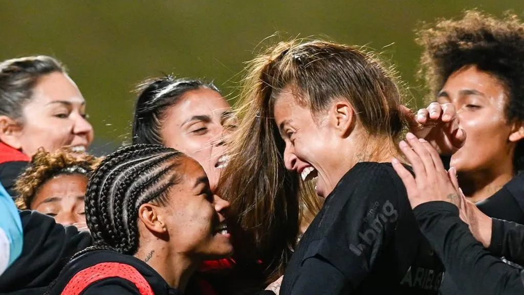 Jogadoras do Corinthians comemoram vitória sobre o Santos (Reprodução/Bob Paulino e Rafael Assunção/Ag. Paulistão)