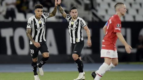 Ígor Jesus e Arthur comemorando gol pelo Botafogo. Alexandre Loureiro/AGIF