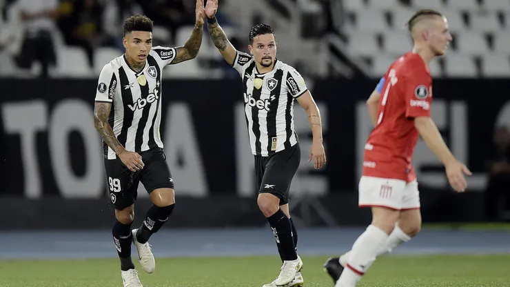 Ígor Jesus e Arthur comemorando gol pelo Botafogo. Alexandre Loureiro/AGIF