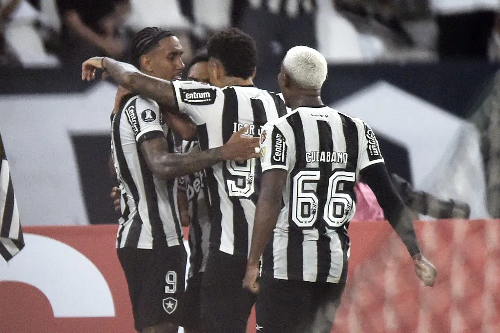 Rwan Cruz, jogador do Botafogo, comemora seu gol durante partida contra o Estudiantes, no Nílton Santos, pela Copa Libertadores 2025. Foto: Alexandre Loureiro/AGIF