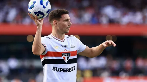 SP - SAO PAULO - 20/04/2025 - BRASILEIRO A 2025, SAO PAULO X SANTOS - Cedric Soares jogador do Sao Paulo durante partida contra o Santos no estadio Morumbi pelo campeonato Brasileiro A 2025. Foto: Marcello Zambrana/AGIF