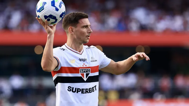SP - SAO PAULO - 20/04/2025 - BRASILEIRO A 2025, SAO PAULO X SANTOS - Cedric Soares jogador do Sao Paulo durante partida contra o Santos no estadio Morumbi pelo campeonato Brasileiro A 2025. Foto: Marcello Zambrana/AGIF