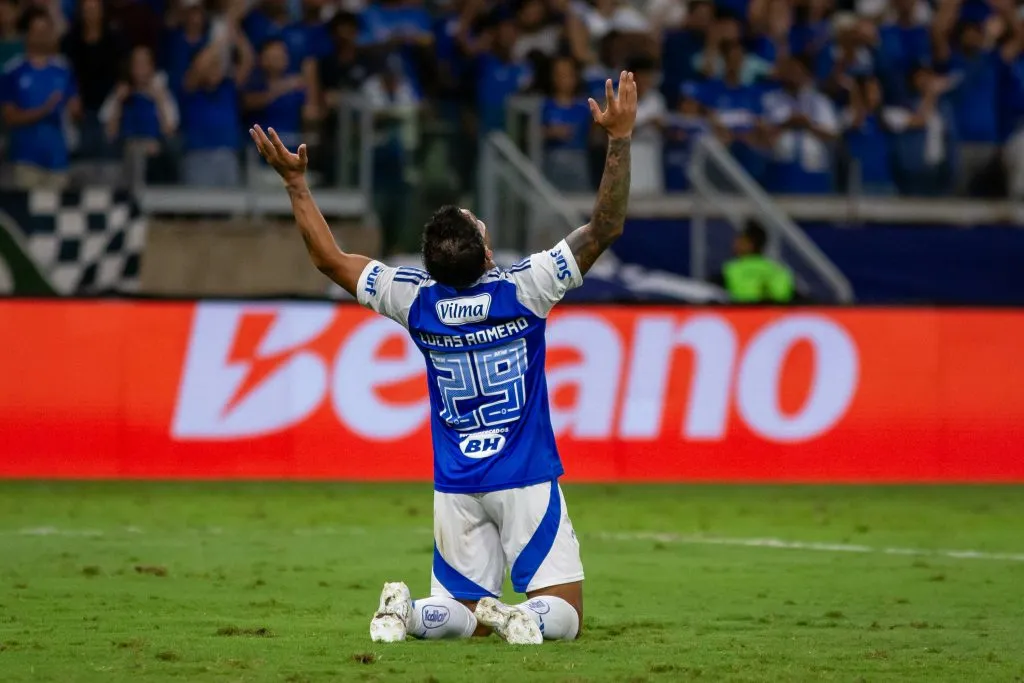 MG – BELO HORIZONTE – 17/04/2025 – BRASILEIRO A 2025, CRUZEIRO X BAHIA – Lucas Romero jogador do Cruzeiro comemora seu gol durante partida contra o Bahia no estadio Mineirao pelo campeonato Brasileiro A 2025. Foto: Fernando Moreno/AGIF