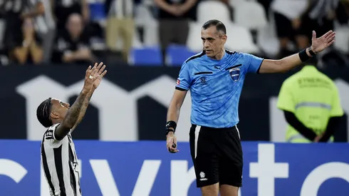 Rwan Cruz jogador do Botafogo comemora seu gol durante partida contra o Estudiantes no estádio Engenhão pelo campeonato Copa Libertadores 2025. Foto: Alexandre Loureiro/AGIF