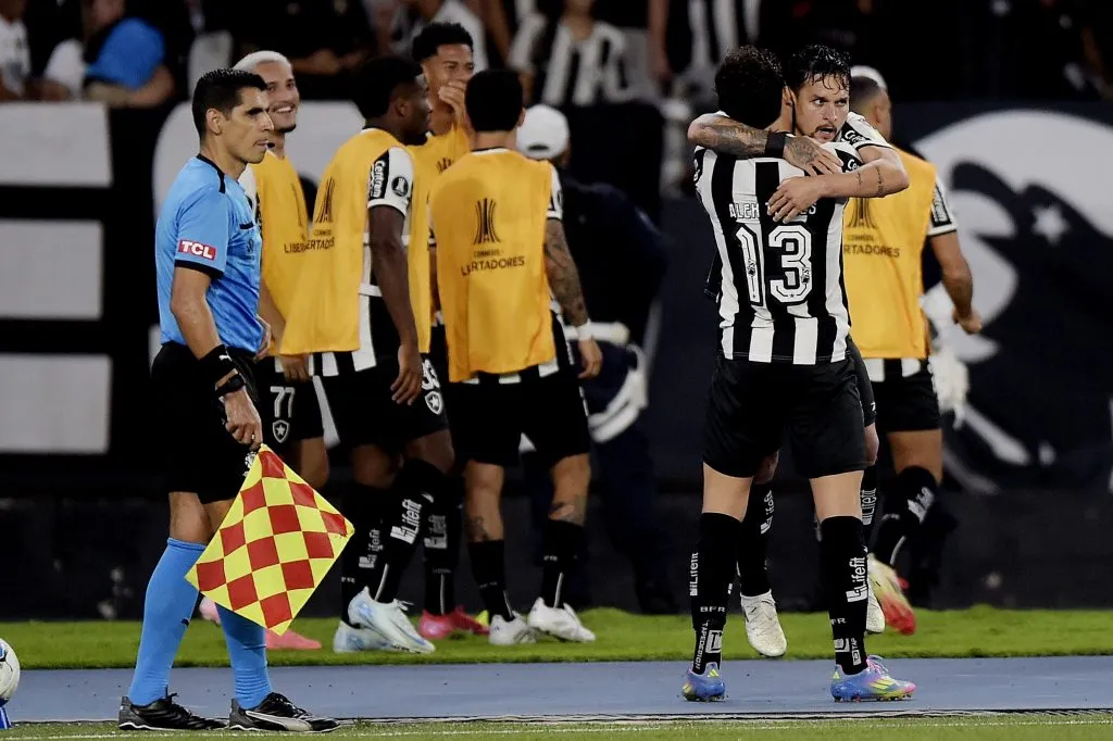 RJ – RIO DE JANEIRO – 14/05/2025 – COPA LIBERTADORES 2025, BOTAFOGO X ESTUDIANTES – Artur jogador do Botafogo comemora seu gol durante partida contra o Estudiantes no estadio Engenhao pelo campeonato Copa Libertadores 2025. Foto: Alexandre Loureiro/AGIF