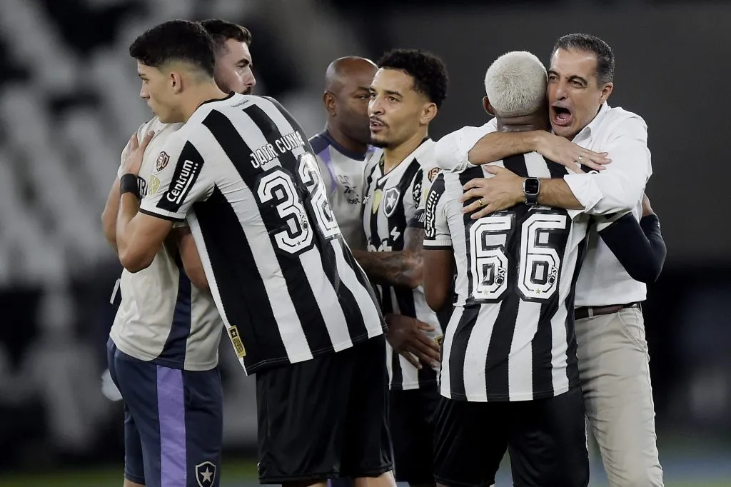 RJ – RIO DE JANEIRO – 14/05/2025 – COPA LIBERTADORES 2025, BOTAFOGO X ESTUDIANTES –  Renato Paiva Tecnico do Botafogo comemora  vitoria apos a partida contra o Estudiantes no estadio Engenhao pelo campeonato Copa Libertadores 2025. Foto: Alexandre Loureiro/AGIF