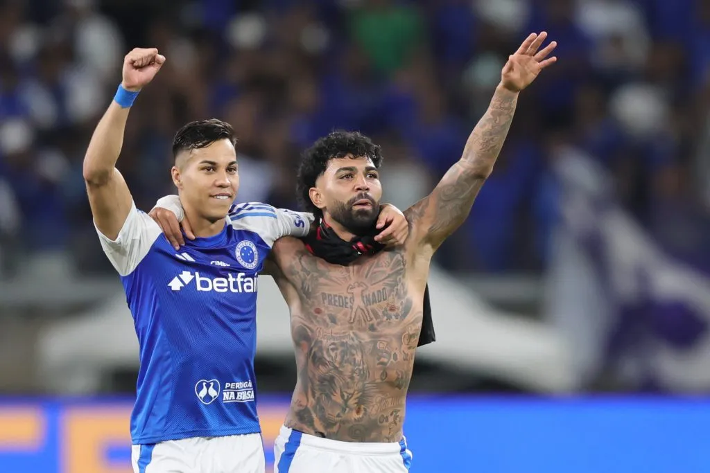 MG – BELO HORIZONTE – 04/05/2025 – BRASILEIRO A 2025, CRUZEIRO X FLAMENGO – Kaio Jorge jogador do Cruzeiro comemora com Gabriel Barbosa Gabigol jogador da sua equipe ao final da partida contra o Flamengo no estadio Mineirao pelo campeonato Brasileiro A 2025. Foto: Gilson Lobo/AGIF