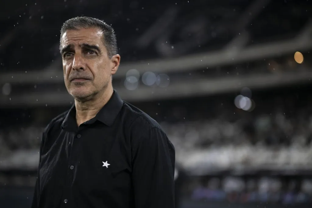 RJ – RIO DE JANEIRO – 11/05/2025 – BRASILEIRO A 2025, BOTAFOGO X INTERNACIONAL – Renato Paiva tecnico do Botafogo durante partida contra o Internacional no estadio Engenhao pelo campeonato Brasileiro A 2025. Foto: Jorge Rodrigues/AGIF