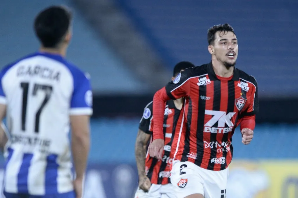 Claudinho jogador do Cerro Largo comemora seu gol durante partida contra o Vitoria no estadio Centenario-URU pelo campeonato Copa Sul-americana 2025. Foto: Jhony Pinho/AGIF