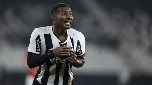 Cuiabano jogador do Botafogo comemora seu gol durante partida contra o Internacional no estadio Engenhao pelo campeonato Brasileiro A 2025.