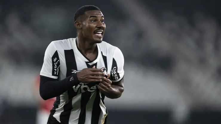 Cuiabano jogador do Botafogo comemora seu gol durante partida contra o Internacional no estadio Engenhao pelo campeonato Brasileiro A 2025.