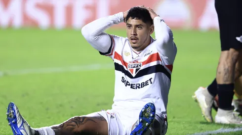 SP - SAO PAULO - 14/05/2025 - COPA LIBERTADORES 2025, SAO PAULO X LIBERTAD - Alan Franco jogador do Sao Paulo lamenta durante partida contra o Libertad no estadio Morumbi pelo campeonato Copa Libertadores 2025. Foto: Marcello Zambrana/AGIF