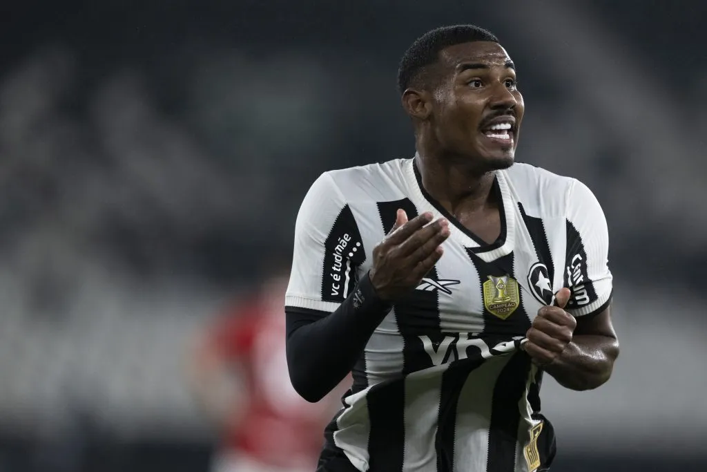 RJ – RIO DE JANEIRO – 11/05/2025 – BRASILEIRO A 2025, BOTAFOGO X INTERNACIONAL – Cuiabano jogador do Botafogo comemora seu gol durante partida contra o Internacional no estadio Engenhao pelo campeonato Brasileiro A 2025. Foto: Jorge Rodrigues/AGIF