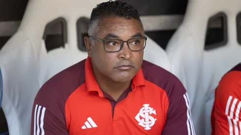 Roger Machado durante confronto contra o Fortaleza no Campeonato Brasileiro de 2024.