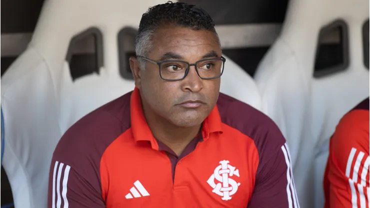 Roger Machado durante confronto contra o Fortaleza no Campeonato Brasileiro de 2024.