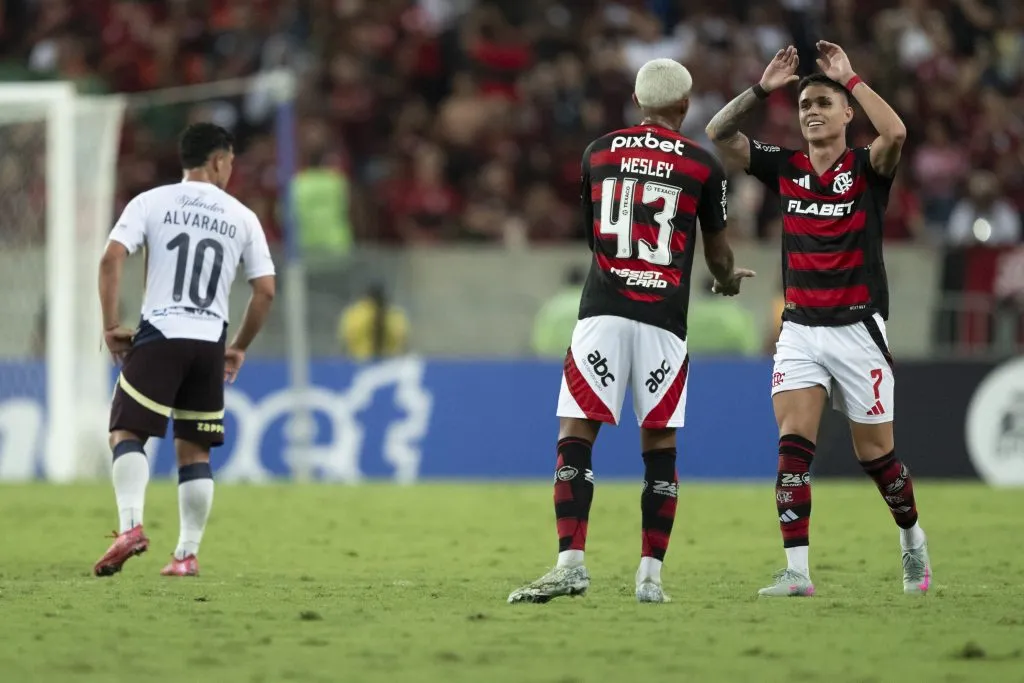 RJ – RIO DE JANEIRO – 15/05/2025 – COPA LIBERTADORES 2025, FLAMENGO X LDU – Luiz Araujo jogador do Flamengo comemora seu gol com Wesley jogador da sua equipe durante partida contra o LDU no estadio Maracana pelo campeonato Copa Libertadores 2025. Foto: Jorge Rodrigues/AGIF