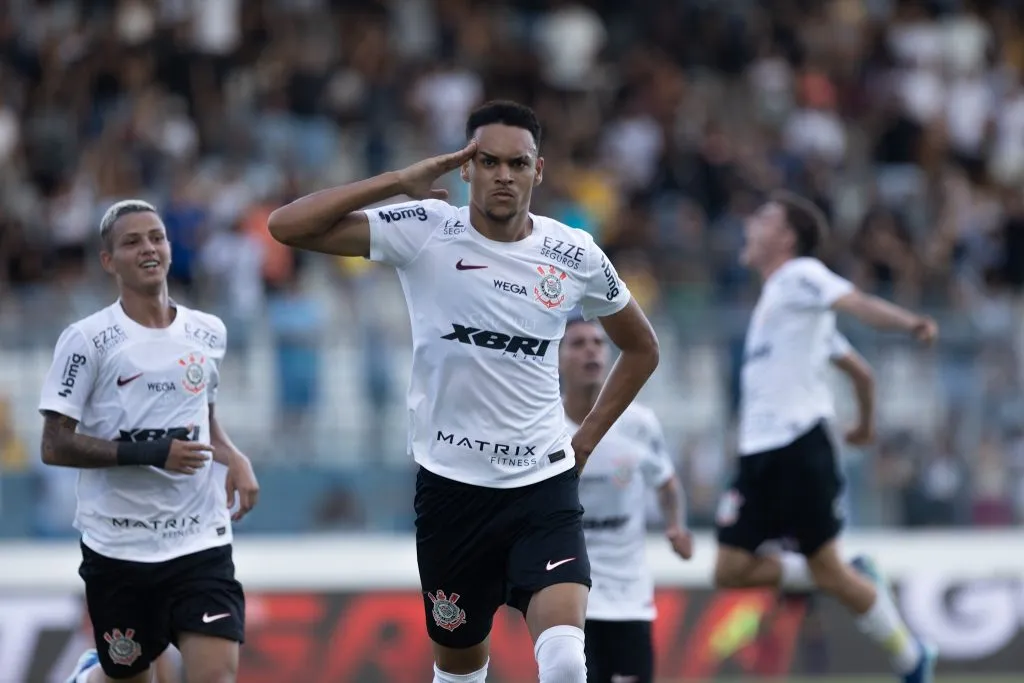 João Pedro Tchoca comemorando gol durante partida contra o Bangu na Copinha de 2024. Foto: Leonardo Lima/AGIF