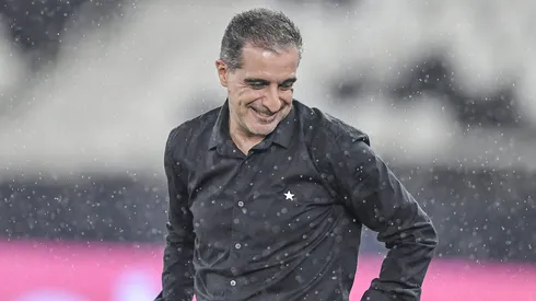 Renato Paiva durante partida contra o Internacional no Campeonato Brasileiro de 2025.