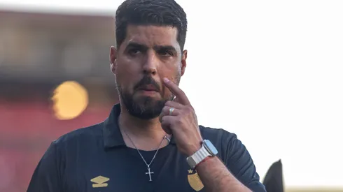 António Oliveira durante confronto contra o Cruzeiro no Brasileirão 2025.