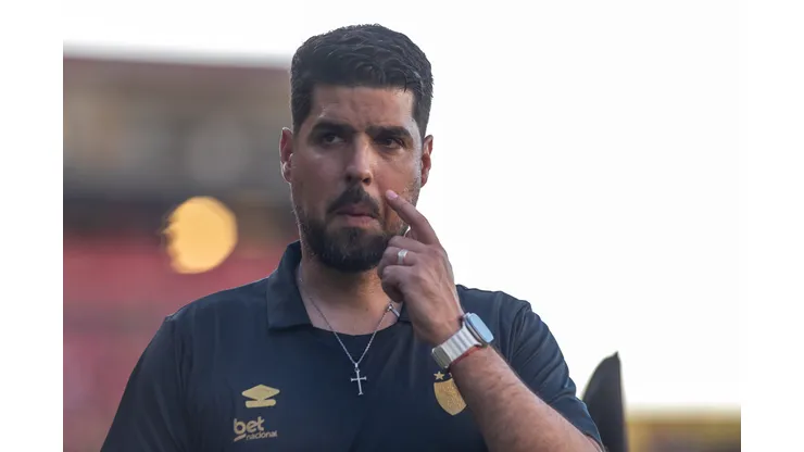 António Oliveira durante confronto contra o Cruzeiro no Brasileirão 2025.
