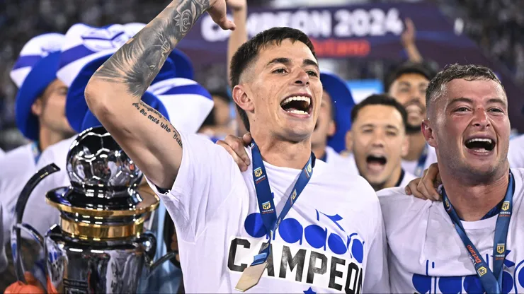 BUENOS AIRES, ARGENTINA - DECEMBER 15: Valentín Gómez of Velez Sarsfield celebrates after winning the tournament following the Liga Profesional 2024 match between Velez Sarsfield and Huracan at Jose Amalfitani Stadium on December 15, 2024 in Buenos Aires, Argentina. (Photo by Rodrigo Valle/Getty Images)